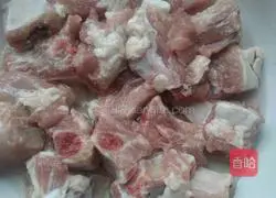 Illustration of how to make pork ribs, corn and kelp soup 1