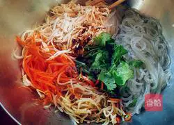 Illustration of how to make cold shredded chicken and bean sprouts 10