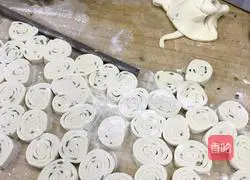 Illustration of how to make scallion pancakes 6