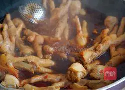 Illustration of how to make spicy braised chicken feet 13