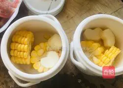 Illustration of how to steam corn, yam and lean meat in a pot 5
