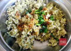 Illustration of how to steam locust flowers 8