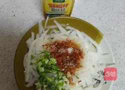 Illustration of how to make spicy and sour shredded radish 5