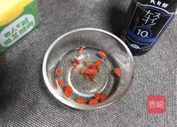 Recipe for making chrysanthemum and radish meatball soup 4