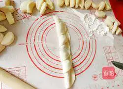 Illustration of how to make pork rose steamed buns 15