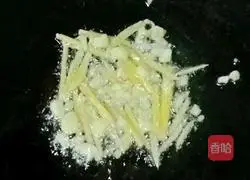 Illustration of how to make mushroom, seaweed and egg drop soup 8