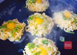 Illustration of making instant noodle egg cake 13