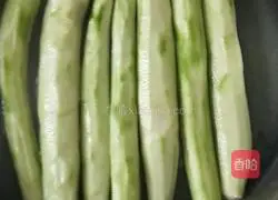 Illustration of how to make loofah and egg drop soup 3