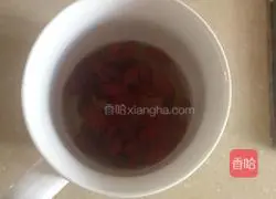 Illustration of how to make wolfberry pear juice 1