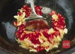 Stir-fried fat intestine with pickled wild vegetable stalks sour and spicy Illustration of how to make chewy and delicious rice 5