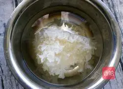 Illustration of how to make Tremella Fungus, Peach Gum and Snow Swallow Soup 4