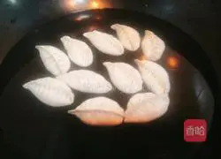 Illustration of making emerald willow leaf dumplings for New Year’s Eve dinner 2