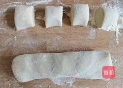 Illustration of how to steam cabbage and pork with pink skin 9