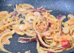 Illustration of how to make fried pasta with salted egg yolk and bacon 8