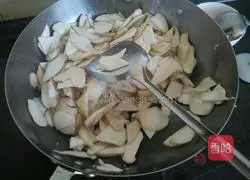 Illustration of how to make scrambled eggs with king oyster mushrooms 9