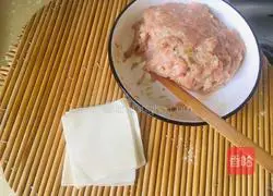 Illustration of how to make dry-mixed red oil wontons 1