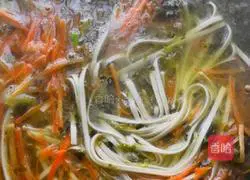 Illustration of how to make pickled cabbage noodles 8