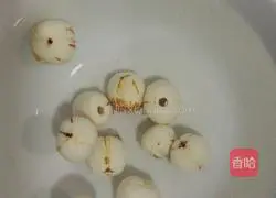 Illustration of how to make peach gum, lotus seeds and tremella soup 4