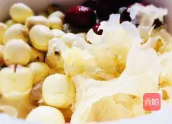 Illustration of how to make Lotus Seed and Snow Fungus Bone Soup (moistening and calcium supplementing) 1