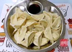 Illustration of how to make crescent dumplings (celery and pork fillings) 18