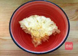 Illustration of how to make longan, red dates and white fungus soup 2