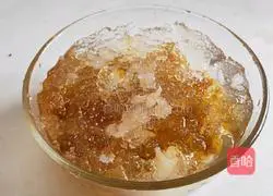 Illustration of how to make peach gum, saponin and rice snow swallow soup 1