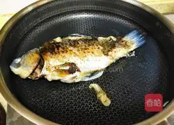 Illustration of how to make crucian carp egg soup 2