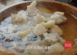 Lazy man's version of spicy pig's trotters is simple and soft and delicious.Illustration 3