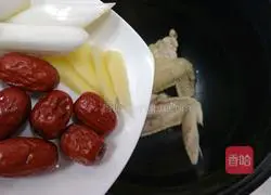 Illustration of how to make red date and lotus root chicken soup 5