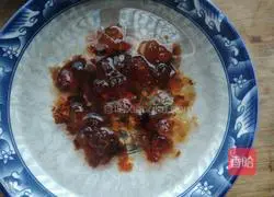 Illustration of how to make peach gum and tremella soup 1