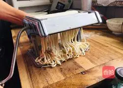 Illustration of how to make green pepper, egg and tomato noodles 3