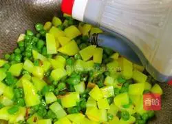 Illustration of how to make stewed noodles with potatoes and cowpeas 6