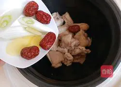 Illustration of how to make chicken soup with red dates and yam 5