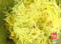 Illustration of how to make crispy potato shredded cake 3