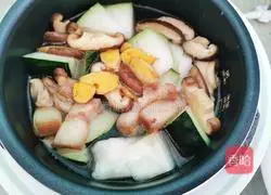 Illustration of how to make winter melon and mushroom soup 10