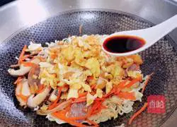 Illustration of how to make sausage and egg fried noodles 11