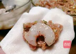 Illustration of how to make shrimp and meat wontons 6