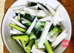 Illustration of how to make crispy pickled cucumbers 3