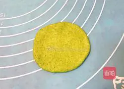 Illustration of how to make vegetable juice and strawberry steamed buns 8