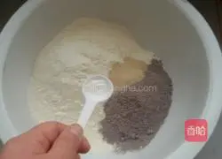 Illustration of how to make purple rice steamed buns 2