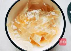 Illustration of how to make tomato, egg and tofu skin soup 2