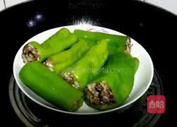 Illustration of how to make green pepper stuffed meat 5
