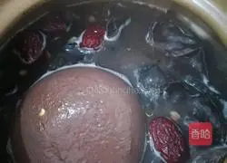 Illustration of how to make black fungus stewed with chicken soup 6