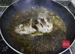 Illustration of how to make pickled cabbage and crucian carp soup 6