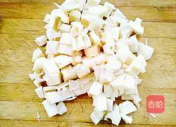 Sour Illustration of how to make spicy lotus root diced 3