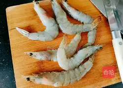 Illustration of how to make vannamei shrimp and carrot soup 3