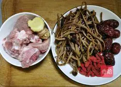 Illustration of how to make tea tree mushroom and red date soup 1