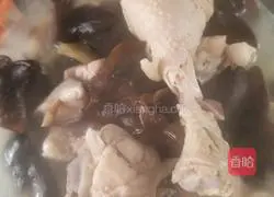 Illustration of how to make mushroom, fungus and chicken leg soup 8