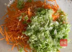 Illustration of how to make carrot and green pepper egg pancake 1