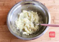 Illustration of how to make pan-fried potato pancakes 5